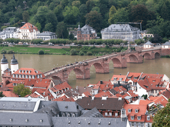 Historisk stenbro over Neckar i Heidelberg, der forbinder den gamle by med røde tage med den modsatte flodbred.